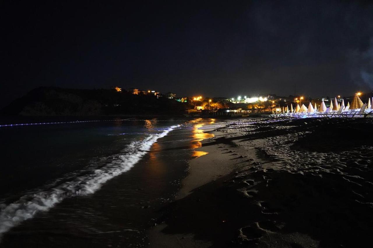Karacakoy Mad Sea Beach Hotel מראה חיצוני תמונה